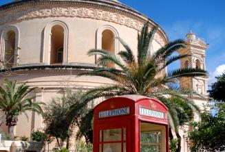 Cabines telefónicas vermelhas em frente de Mosta Rotunda