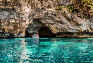 Agua azul em Blue Grotto, Malta.