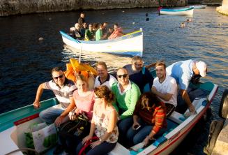 Alunos prontos para um passeio em barco para Blue Grotto.