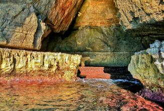 Cores claras da água em Blue Grotto