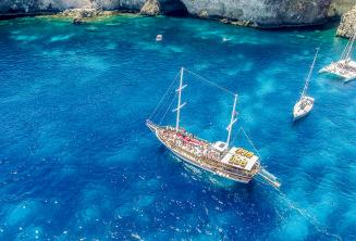 Um barco em Crystal Bay, Comino