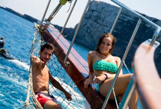 2 alunos que descansam no barco em Comino, Malta
