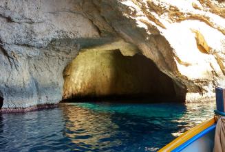 O interior de uma caverna em Blue Grotto