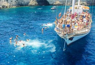 Alunos de inglês saltando do barco em Crystal Bay, Comino.