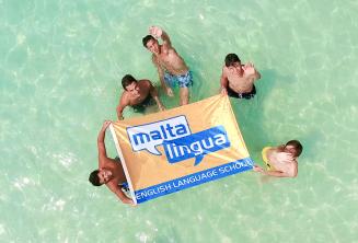 Jovens alunos durante um passeio com a escola em Blue Lagoon, Malta