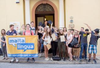 Foto dos jovens alunos de inglês na frente da nossa escola em Malta