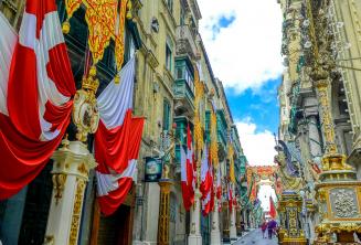 Uma rua em Valletta, Malta decorada com bandeiras