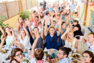 Alunos churrasco no terraço da nossa escola de língua em St. Julians