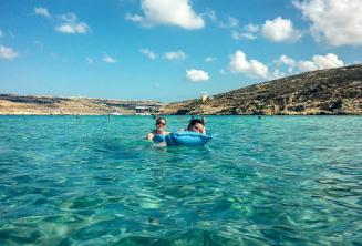 Alunos de escola de línguas nadando em Blue Lagoon em Comino