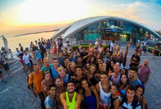 Alunos de inglês indo para uma festa em Cafe del Mar