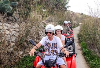 Alunos passeio de quad em Gozo