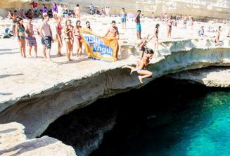 Maltalingua Escola de inglês saltando em St Peter's Pool