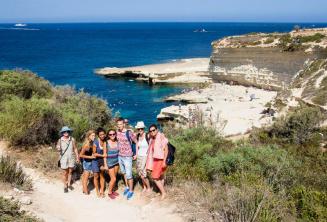 Alunos de inglês visitando St Peter's Pool, Malta