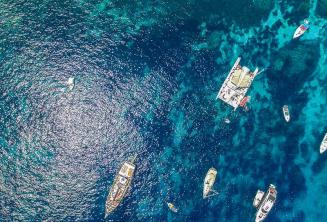 Foto aérea de barcos em Crystal Bay, Comino