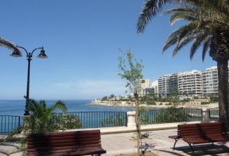 Exiles Bay passeio em Sliema está 5 minutos a pé da escola.